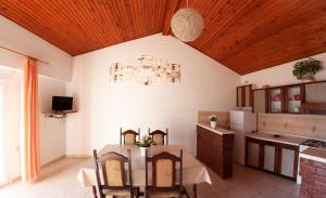 kuchnia i jadalnia ze stołem i krzesłami w obiekcie Apartments by the sea Pag - 6448 w mieście Pag