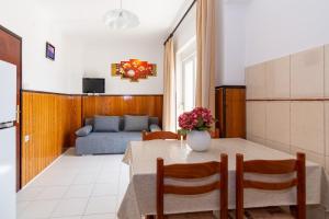 kuchnia i salon ze stołem i kanapą w obiekcie Apartments by the sea Pag - 6448 w mieście Pag