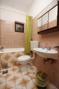 uma casa de banho com um WC e um lavatório em Apartments by the sea Lun, Pag - 6450 em Lun