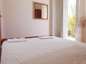 Postel nebo postele na pokoji v ubytování Apartments by the sea Stara Novalja, Pag - 6470