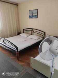ein Schlafzimmer mit einem Bett und einem Stuhl darin in der Unterkunft Apartments by the sea Podgora, Makarska - 6596 in Podgora