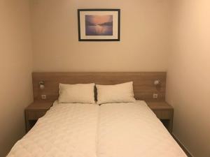 Postel nebo postele na pokoji v ubytování Apartments by the sea Starigrad, Paklenica - 6587