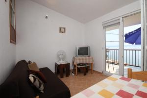 Televízia a/alebo spoločenská miestnosť v ubytovaní Apartments by the sea Podgora, Makarska - 6670