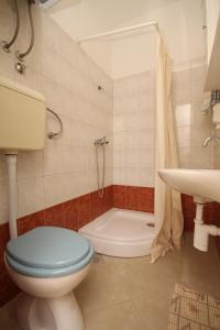 Koupelna v ubytování Apartments by the sea Starigrad, Paklenica - 6587 + 25 fotografií