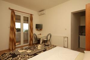 TV a/nebo společenská místnost v ubytování Apartments by the sea Starigrad, Paklenica - 6587