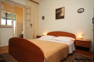 Posteľ alebo postele v izbe v ubytovaní Apartments by the sea Podgora, Makarska - 6670