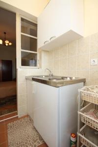 Kuchyňa alebo kuchynka v ubytovaní Apartments by the sea Podgora, Makarska - 6670 + 37 fotografií