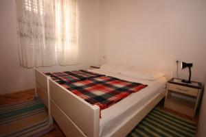 Postel nebo postele na pokoji v ubytování Apartments by the sea Starigrad, Paklenica - 6589