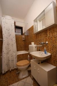Bathroom sa Apartments by the sea Starigrad, Paklenica - 6589