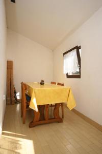 jadalnia z żółtym stołem i krzesłami w obiekcie Apartments by the sea Starigrad, Paklenica - 6589 w mieście Starigrad-Paklenica +14 zdjęć