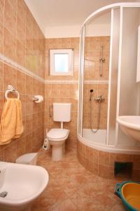 y baño con aseo, ducha y lavamanos. en Apartments by the sea Slatine, Ciovo - 6888 en Trogir