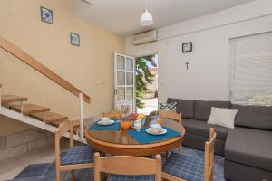 ein Wohnzimmer mit einem Tisch und einem Sofa in der Unterkunft Apartments with a parking space Tucepi, Makarska - 6856 in Tučepi