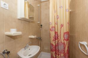 Kúpeľňa v ubytovaní Apartments with a parking space Tucepi, Makarska - 6856 + 27 fotografií