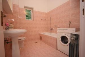 Koupelna v ubytování Apartments by the sea Turanj, Biograd - 6445