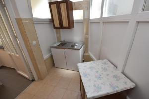 Kuchyň nebo kuchyňský kout v ubytování Apartments by the sea Metajna, Pag - 6522