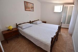 Postel nebo postele na pokoji v ubytování Apartments by the sea Metajna, Pag - 6522