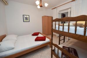 Postel nebo postele na pokoji v ubytování Apartments by the sea Metajna, Pag - 6522