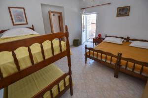 Postel nebo postele na pokoji v ubytování Apartments by the sea Metajna, Pag - 6522