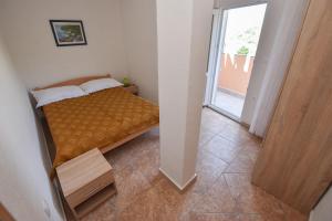 Postel nebo postele na pokoji v ubytování Apartments by the sea Metajna, Pag - 6522