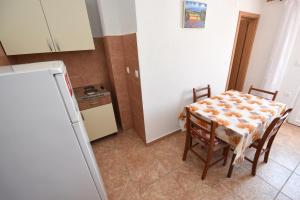 Kuchyň nebo kuchyňský kout v ubytování Apartments by the sea Metajna, Pag - 6522
