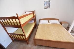 Postel nebo postele na pokoji v ubytování Apartments by the sea Metajna, Pag - 6522