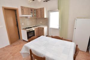 Kuchyň nebo kuchyňský kout v ubytování Apartments by the sea Metajna, Pag - 6522
