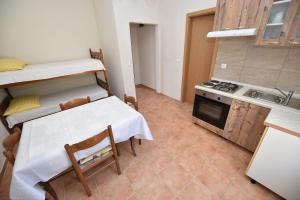 Kuchyň nebo kuchyňský kout v ubytování Apartments by the sea Metajna, Pag - 6522