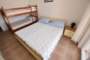 Postel nebo postele na pokoji v ubytování Apartments by the sea Metajna, Pag - 6522
