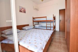 Postel nebo postele na pokoji v ubytování Apartments by the sea Metajna, Pag - 6522