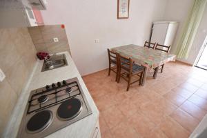 Kuchyň nebo kuchyňský kout v ubytování Apartments by the sea Metajna, Pag - 6522