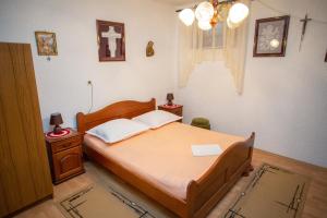 Postel nebo postele na pokoji v ubytování Apartments by the sea Metajna, Pag - 6522