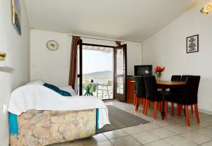 um quarto com uma cama, uma mesa e uma janela em Apartments by the sea Pirovac, Sibenik - 6447 em Pirovac