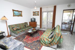 un soggiorno con divano e tavolo di Apartments and rooms by the sea Povljana, Pag - 6476 a Povljana (Pogliana)