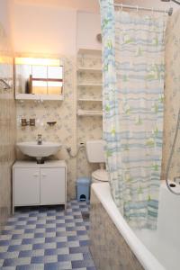 La salle de bains est pourvue d'une baignoire, d'un lavabo et de toilettes. dans l'établissement Apartments and rooms by the sea Povljana, Pag - 6476, à Povljana