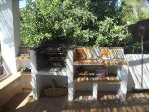 - une terrasse couverte avec une table et de la nourriture dans l'établissement La Haza, à Frigiliana