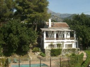una casa blanca con una valla delante en La Haza, en Frigiliana