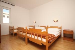 1 Schlafzimmer mit 2 Etagenbetten und einem Fenster in der Unterkunft Apartments with a parking space Zubovici, Pag - 6520 in Zubovići