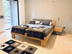 Posteľ alebo postele v izbe v ubytovaní Apartments and rooms by the sea Starigrad, Paklenica - 6591