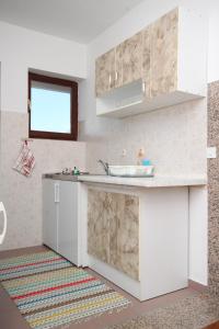 Kuchyňa alebo kuchynka v ubytovaní Apartments and rooms by the sea Starigrad, Paklenica - 6591 + 37 fotografií