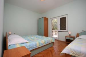Кровать или кровати в номере Apartments and rooms with parking space Starigrad, Paklenica - 6606