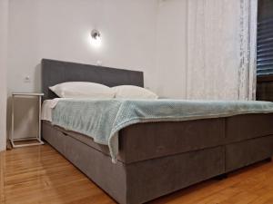 Posteľ alebo postele v izbe v ubytovaní Apartments by the sea Starigrad, Paklenica - 6621