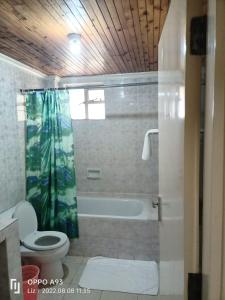 een badkamer met een bad, een toilet en een wastafel bij China Garden in Nairobi