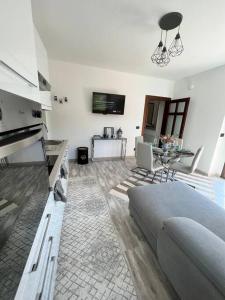 een woonkamer met een bank en een eetkamer bij Cozy & Good Vibes Villa Castana. in Romagnese