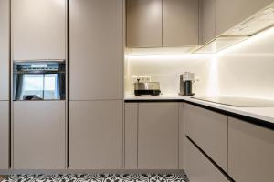Kuchyňa alebo kuchynka v ubytovaní LUXURY APARTMENT Benalmadena Costa
