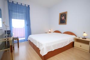 Postel nebo postele na pokoji v ubytování Apartments with a parking space Makarska - 6693