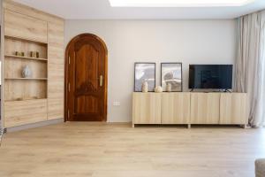 Televízia a/alebo spoločenská miestnosť v ubytovaní LUXURY APARTMENT Benalmadena Costa