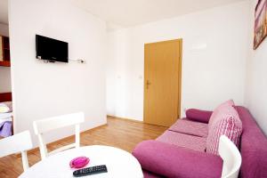 Televízia a/alebo spoločenská miestnosť v ubytovaní Apartments by the sea Drvenik Donja vala, Makarska - 6701