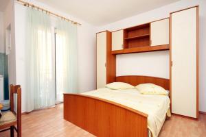 Posteľ alebo postele v izbe v ubytovaní Apartments by the sea Drvenik Donja vala, Makarska - 6701