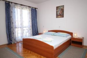 Ένα ή περισσότερα κρεβάτια σε δωμάτιο στο Apartments and rooms with parking space Makarska - 6759