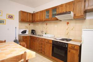 Η κουζίνα ή μικρή κουζίνα στο Apartments and rooms with parking space Makarska - 6759